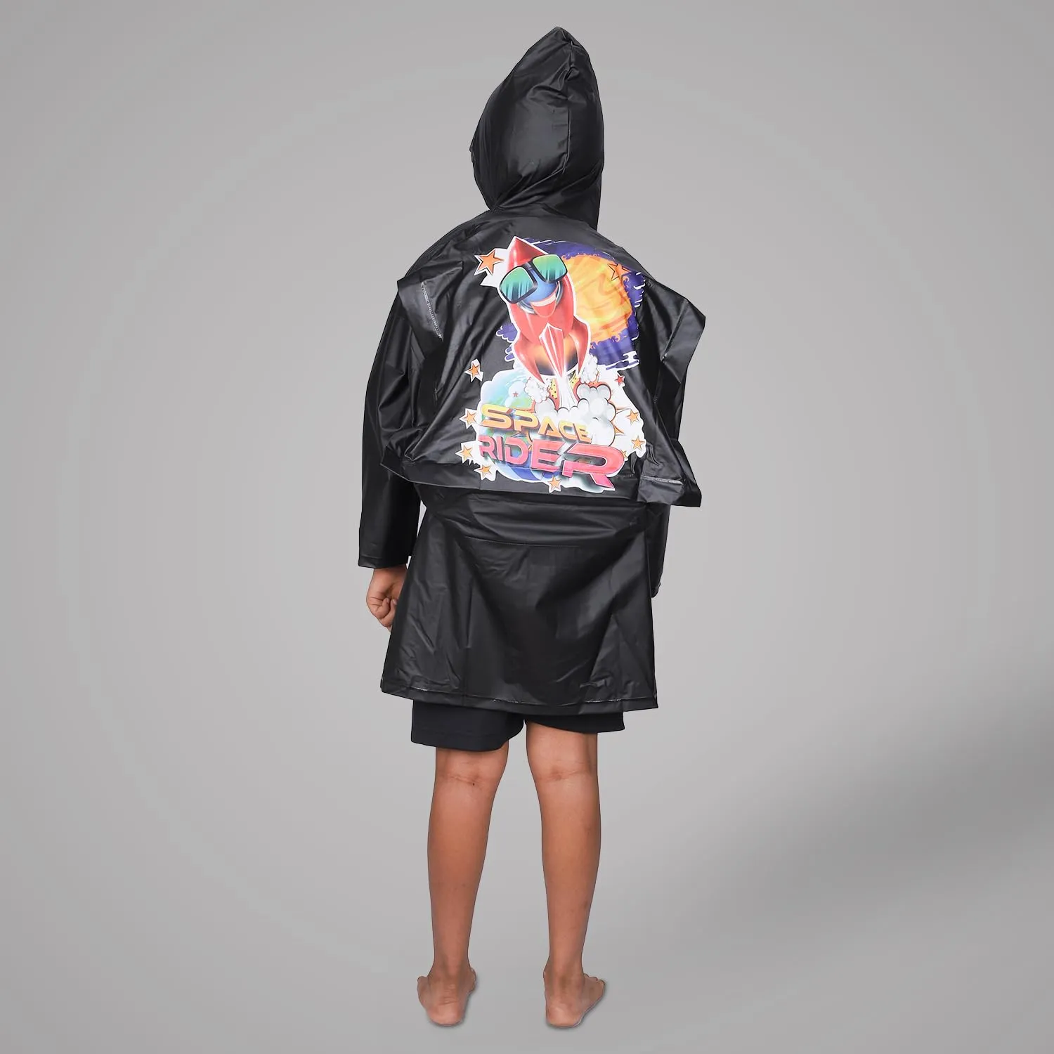 THE CLOWNFISH Toon Caper Series Kids Waterproof PVC Longcoat with Adjustable Hood & Extra Space for Backpack/Schoolbag Holding. Printed Plastic Pouch. Kid Age-4-5 years (Jet Black)